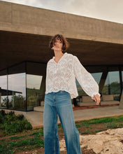 Load image into Gallery viewer, Tazzin Caza Blouse | White