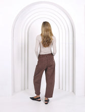 Load image into Gallery viewer, Leo Barrel Jeans | Chocolate